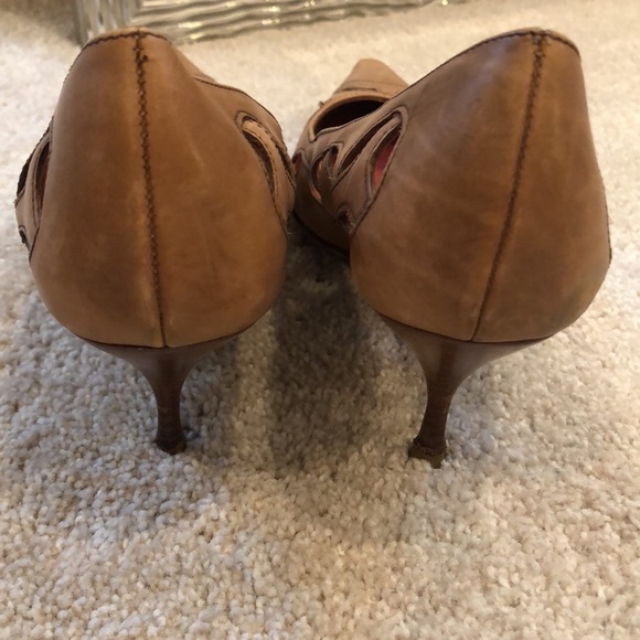 PRADA VINTAGE TAN LEATHER PUMPS - Picture 6 of 10